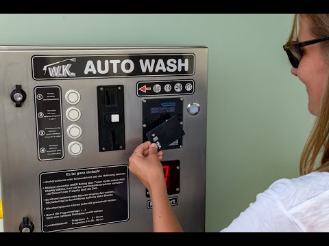 Bezahlterminal für kontaktlose Zahlung an einer SB-Waschanlage