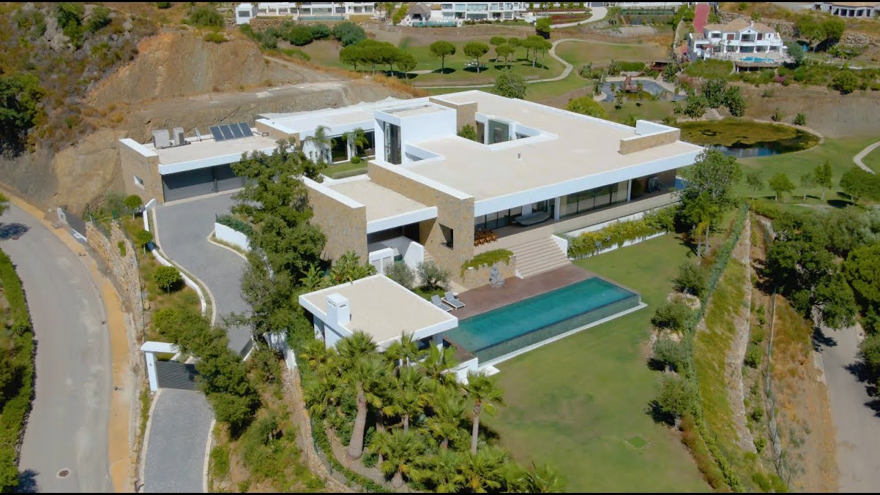 Custom luxury villa with 6 bedrooms for sale in the Marbella Club Golf Resort with sea views