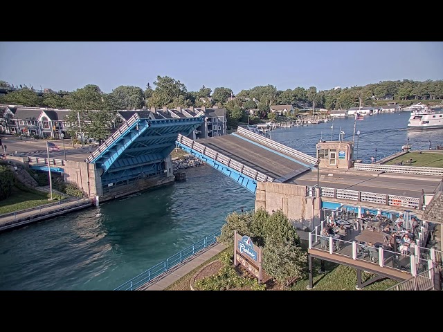 シャールボイの跳ね橋（シャールボイ湖とミシガン湖をつなぐ運河の通航のために橋が上下する様子が見どころで、夏季にはボートが多数行き交う）