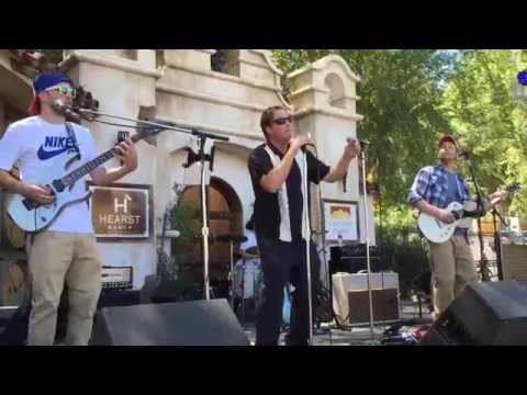 Reporter sings "La Bamba" at California Mid-State Fair