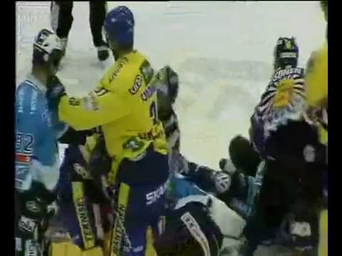 Hockeyfighters.cz  Mike Siklenka vs Leo Komarov SM Liiga Pelicans vs Lukko.wmv