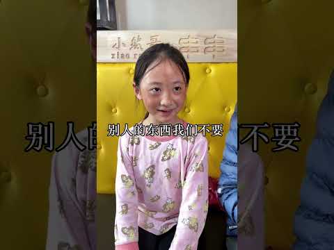 善良小然哥免费送贫困的老爷爷和小女孩午餐！#安全 #搞笑 #高能段子手