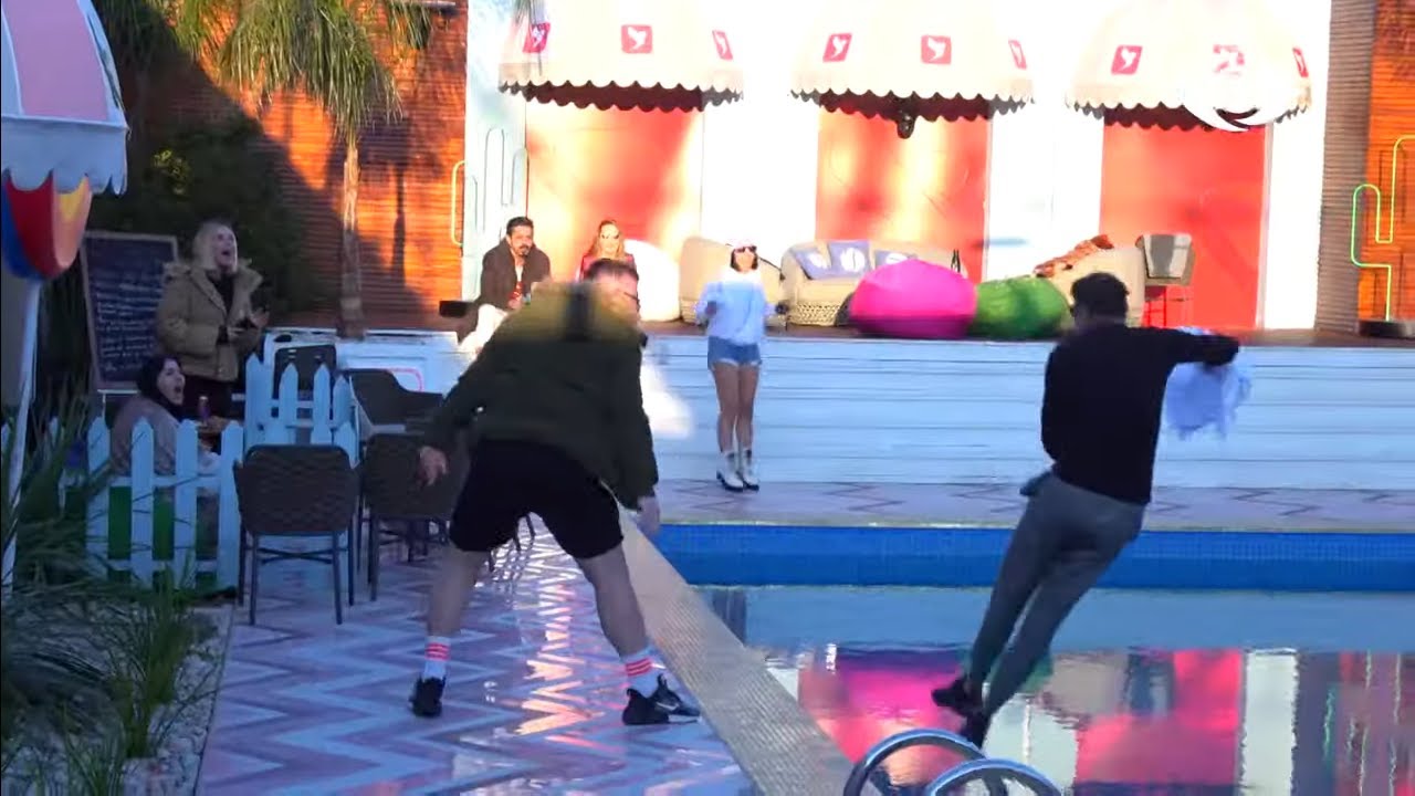 “Do bëhesh viral”/ Ronaldo hedh Armaldon në pishinë