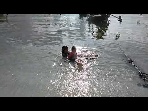 adik widad mandi pantai di sunrise beach koh lipe