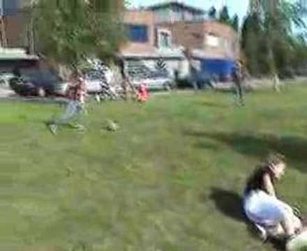 Voetbal verslagen door kleine meid