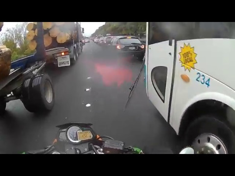Brutalny atak kierowcy autobusu  na motocyklistę