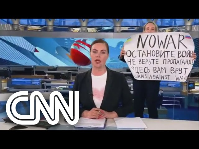 Manifestante contra a guerra invade transmissão russa | CNN 360°