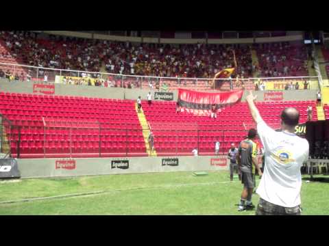 Bruno Mineiro faz embaixadinhas e joga bola para torcida.