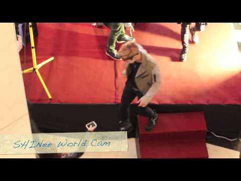 130228 SHINee Fansign - SHINee took back their phones from staff