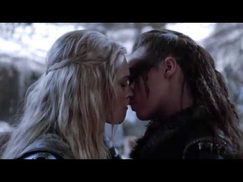Clexa KISSES