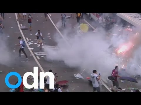 香港警方以催淚彈驅散民主派抗議活動 (Hong Kong police disperse pro-democracy protests with tear gas)
