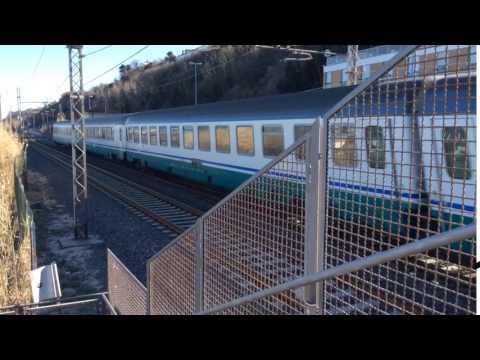 Treni a Pesaro:E444-017 al traino dell' Intercity 612 al mare
