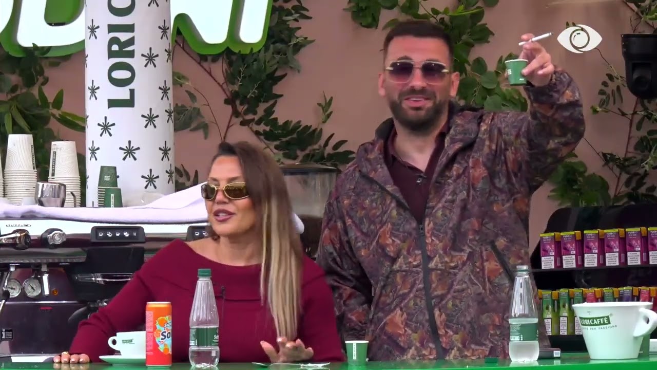 Momente argëtuese në shtëpi/ Kelly këndon së bashku me banorët