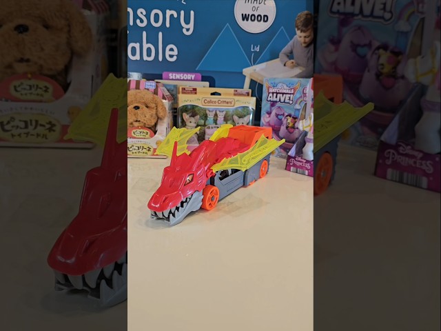 Vídeo relacionado con Hot Wheels City Dragón Mastica Coches, Transporte y lanzador para coches de juguete, incluye 1 vehículo die-cast (Mattel GTK42)