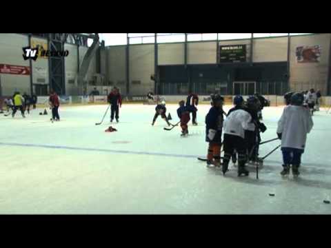 TV Beskyd : Tomáš Kapusta vede ve Valašském Meziříčí prázdninový hokejový kemp