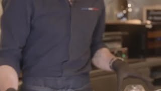 #EmmaChamberlain prépare son propre café à Paris ! #chamberlaincoffee #vogue #cityguide