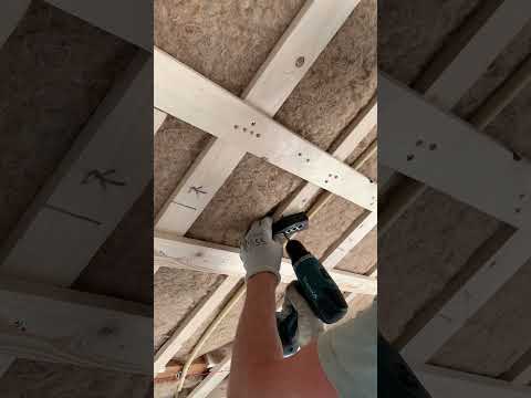 NL Een toepassing voor afstandschroeven bij een schuin plafond