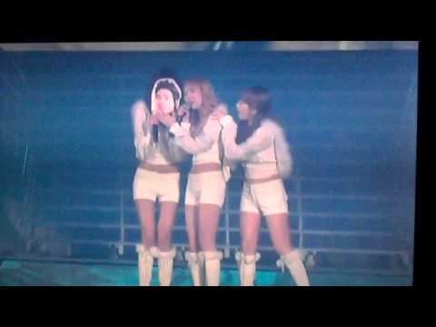 Sooyoung trying to kiss Jessica! Hahaha!