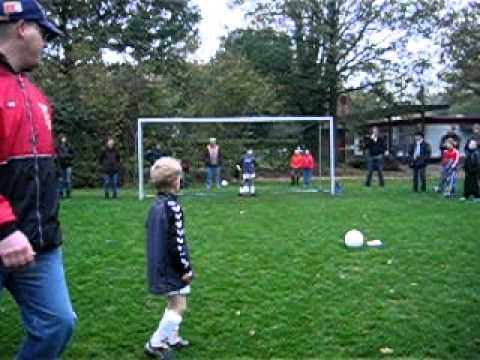 Maarten scoort penalty (27 okt 2007: Rhode F10-Rhode F7)