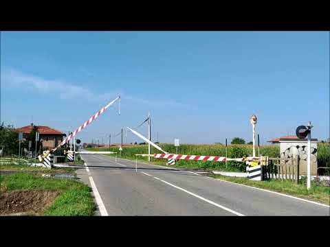 Passaggio a livello a Santhià. Railway crossing in Santhià. Bahnhubergang in Santhià.
