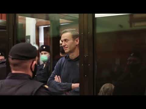納瓦爾尼被判刑，為妻子尤利婭在玻璃籠子上畫心形 (Navalny sentenced, draws heart on a glass cage for wife Yulia)