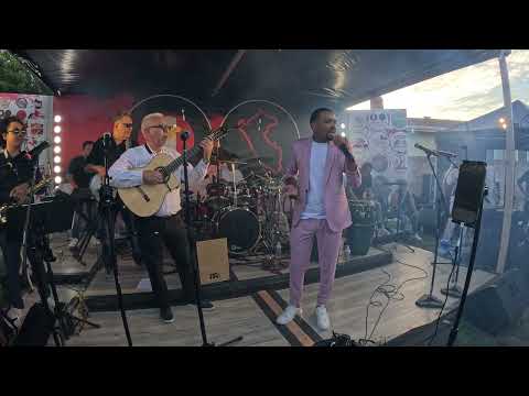 Cuando llora mi guitarra en la voz de Carlos Farfan