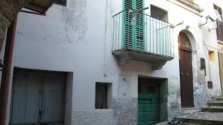 preview picture of video 'Дом с подвалом в старом городе - Cellino Attanasio, Абруццо'