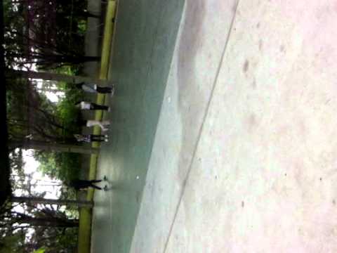 Brisa na escola jogando bola com as meninas Pat  01