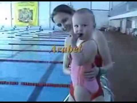 Bebja 1 vjet e 9 muaj di të notojë