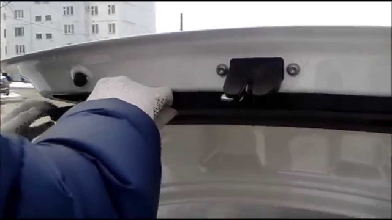 снятие пластика с крышки багажника поло седан