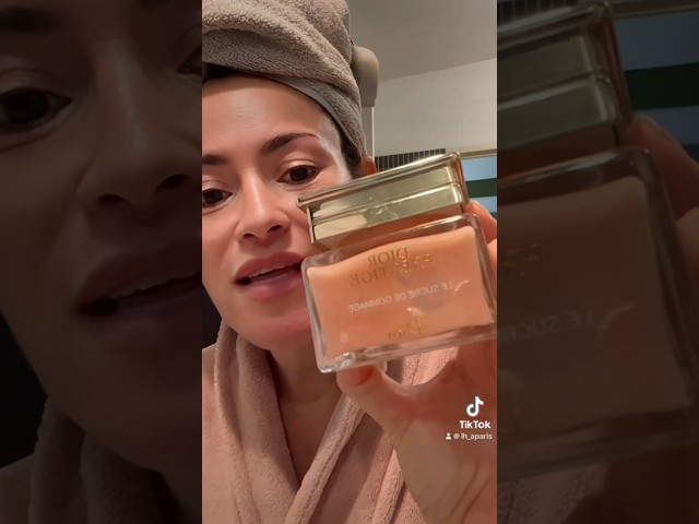 Vídeo relacionado con Cosmética femenina de la marca Dior, tratamiento facial, Prestige La Creme Riche 50 mililitros Rec