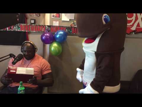 Fudgie The Whale Surprises Shaquille O'Neal