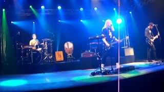 Engenheiros do Hawaii - A violência travestida faz seu trottoir/ninguém igual a ninguém.