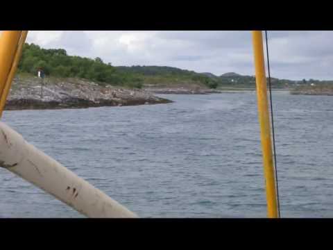 MS Grytøy nord nærmer seg Brønnøysund, Ormøya lanterne og Stokkholmen lykt forut