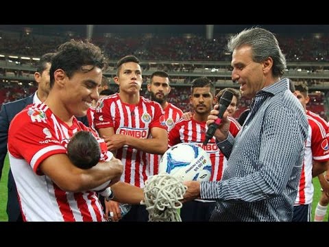 Reconocimiento a Omar Bravo por superar el récord de Chava Reyes // Máximo goleador de Chivas