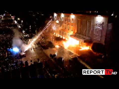 Protesta e PD, militantët hedhin molotovë drejt Kryeministrisë