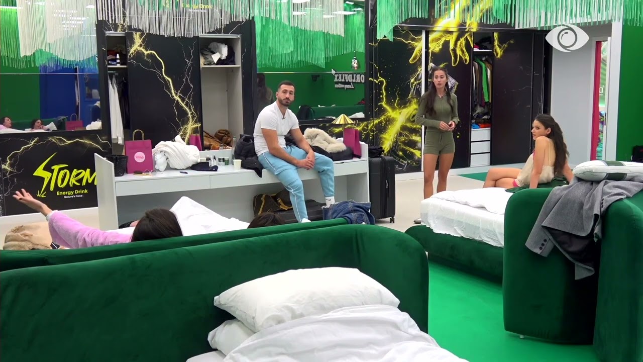 Jam më e mirë se ti si para dhe mbrapa dhe tek…/ Vijon debati mes Olës dhe Mikit