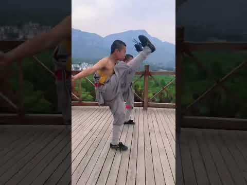 O garoto Shaolin que você quer ver está aqui. Jovens das artes marciais, Shaolin Kung Fu dou mostra o verdadeiro kung fu