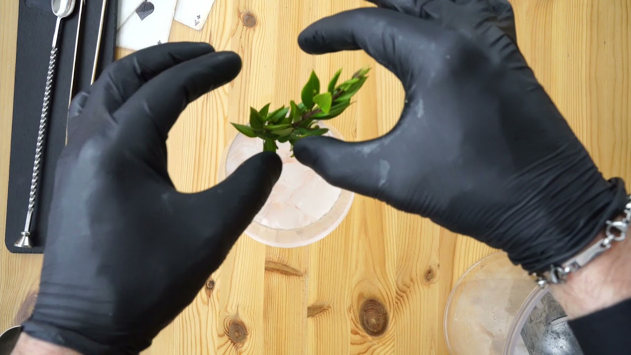 Opskrift og fremgangsmåde for Pigskin Pink Tonic Cocktail