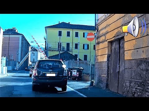 In attesa al passaggio a livello di Via Chiabrera Acqui # railroad crossing # bahnübergang # 踏み切り