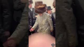 Download lagu Satmar Rebbe R’ Zalmen Leib Dances at The Wedding of Hershy Rubin’s Son ‘Yanky’ | האדמו”ר מסאטמאר mp3 Download lagu Satmar Rebbe R’ Zalmen Leib Dances at The Wedding of Hershy Rubin’s Son ‘Yanky’ | האדמו”ר מסאטמאר mp3