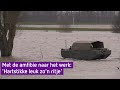 Hoogwater dwingt fabriekspersoneel met de boot naar het werk te gaan