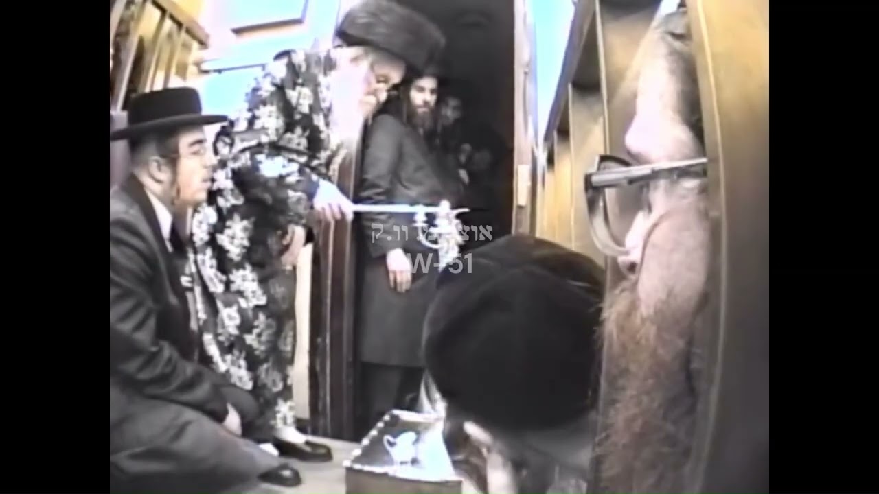 הדלקת נר חנוכה - תשנ"ט - בעל ברך משה מסאטמאר זי"ע | Stamar Rebbe Beirach Moshe Menorah Lighting 1999