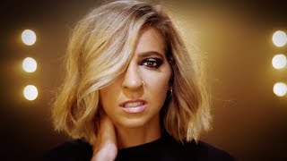 Kadr z teledysku Honestly (Encore) tekst piosenki Gabbie Hanna