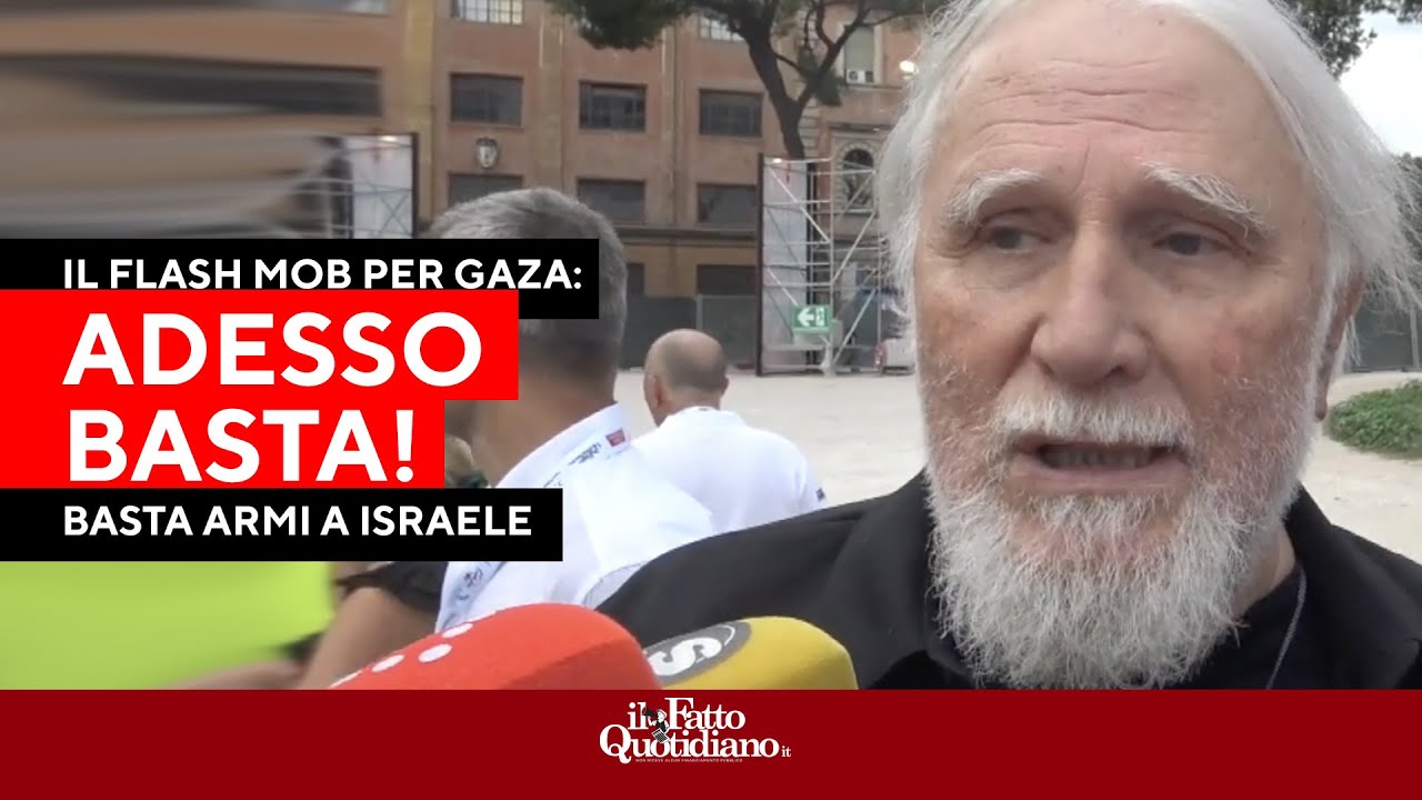 "Basta", la festa del Fatto si apre con il flash mob per Gaza. L'appello di Travaglio e Monteverdi