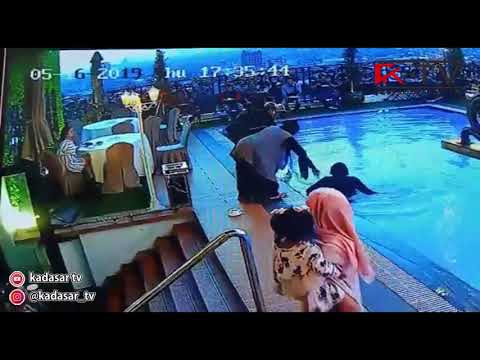 VIRAL!! Melihat Pria Macho, Seorang Wanita Tercebur Terekam CCTV