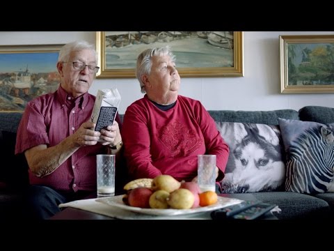Bertil (78) and Edith (77) Dahl try old-fashioned oat drink for the first time