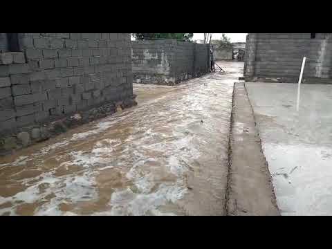 سيول جارفة تغرق البيوت في منطقة العند محافظة لحج .. بسبب عدم وجود تصريف المياة والبناء الشعبي .