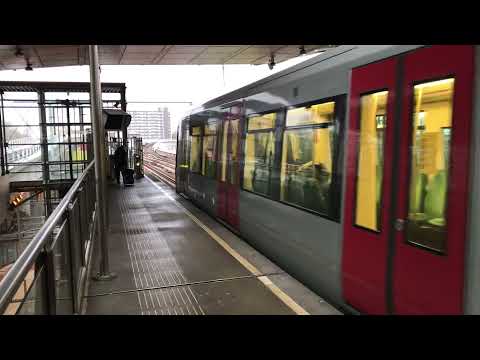 Aankomst RET R-Net SG3 Metro C in Metrostation Schiedam Centrum