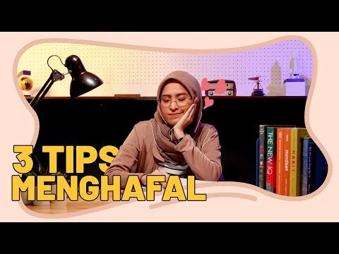<p>3 Tips Belajar Menghafal</p>
<p>Menghafal itu ga gampang. Apalagi di era sekarang. Semuanya serba tercatat di HP. Coba berapa banyak nomor telepon HP temen-temen kamu yang kamu hafal?</p>
<p>Tapi mau ga mau kita tuh, tetep harus bisa menghafal, apalagi kalo lagi pelajaran biologi. Ngafalin organ tubuh, nama latin, proses metabolisme, pokoknya… banyak banget deh!</p>
<p>Nah, kalo kamu kesulitan dalam menghafal, ada caranya nih.</p>
<p>Cara paling gampang buat menghafal itu adalah dengan mengulang-ulang “kata” yang mau kita hafal sebanyak mungkin. Semakin sering “kata” itu ada di sekitar kita, semakin mudah pula untuk diingat.</p>
<p>Makanya kita musti rutin latihan mengingat atau menggunakan “kata” yang mau kita hafal secara berkala.</p>
<p>Gitu juga kalo kita mau hafalin nama-nama latin makhluk hidup, latihannya perlu dilakuin secara rutin dan berulang-ulang. Ga bisa kalo cuman sesekali aja. Hari ini latihan, besok dan lusa juga harus tetep latihan.</p>
<p>Cara ini biasa disebut juga sebagai teknik menghafal spaced repetition atau pengulangan berjeda.</p>
<p>Dan, pada video kali ini, aku Gina Ghassari mau berbagi pengalaman, cara aku belajar menghafal, dengan menerapkan teknik spaced repetition ini.</p>
<p>#MUDAMERDEKABERKARYA<br />
Media sosial Hujan Tanda Tanya<br />
Facebook - facebook.com/hujantandatanya/<br />
Twitter - twitter.com/hujantandatanya<br />
Instagram - instagram.com/hujantandatanya/<br />
Website - hutata.id</p>
<p>Media sosial Semua Murid Semua Guru<br />
Facebook - facebook.com/SemuaMuridSemuaGuru/<br />
Twitter - twitter.com/smsg_id<br />
Instagram - instagram.com/semuamuridsemuaguru/<br />
Youtube - youtube.com/channel/UCB5bkGYLVRf5oDtRzE0dyUQ</p>
<p>3 Tips Belajar Menghafal</p>
<p>Menghafal itu ga gampang. Apalagi di era sekarang. Semuanya serba tercatat di HP. Coba berapa banyak nomor telepon HP temen-temen kamu yang kamu hafal?</p>
<p>Tapi mau ga mau kita tuh, tetep harus bisa menghafal, apalagi kalo lagi pelajaran biologi. Ngafalin organ tubuh, nama latin, proses metabolisme, pokoknya… banyak banget deh!</p>
<p>Nah, kalo kamu kesulitan dalam menghafal, ada caranya nih.</p>
<p>Cara paling gampang buat menghafal itu adalah dengan mengulang-ulang “kata” yang mau kita hafal sebanyak mungkin. Semakin sering “kata” itu ada di sekitar kita, semakin mudah pula untuk diingat.</p>
<p>Makanya kita musti rutin latihan mengingat atau menggunakan “kata” yang mau kita hafal secara berkala.</p>
<p>Gitu juga kalo kita mau hafalin nama-nama latin makhluk hidup, latihannya perlu dilakuin secara rutin dan berulang-ulang. Ga bisa kalo cuman sesekali aja. Hari ini latihan, besok dan lusa juga harus tetep latihan.</p>
<p>Cara ini biasa disebut juga sebagai teknik menghafal spaced repetition atau pengulangan berjeda.</p>
<p>Dan, pada video kali ini, aku Gina Ghassari mau berbagi pengalaman, cara aku belajar menghafal, dengan menerapkan teknik spaced repetition ini.</p>
<p>#MUDAMERDEKABERKARYA<br />
Media sosial Hujan Tanda Tanya<br />
Facebook - facebook.com/hujantandatanya/<br />
Twitter - twitter.com/hujantandatanya<br />
Instagram - instagram.com/hujantandatanya/<br />
Website - hutata.id</p>
<p>Media sosial Semua Murid Semua Guru<br />
Facebook - facebook.com/SemuaMuridSemuaGuru/<br />
Twitter - twitter.com/smsg_id<br />
Instagram - instagram.com/semuamuridsemuaguru/<br />
Youtube - youtube.com/channel/UCB5bkGYLVRf5oDtRzE0dyUQ</p>